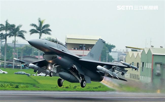 F-16戰機加掛魚叉攻船飛彈緊急起飛。（記者邱榮吉/彰化花壇拍攝）