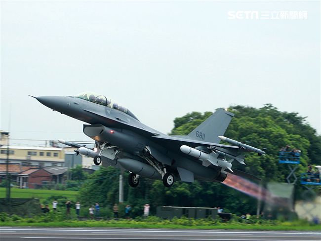 F-16戰機加掛魚叉攻船飛彈緊急起飛。（記者邱榮吉/彰化花壇拍攝）