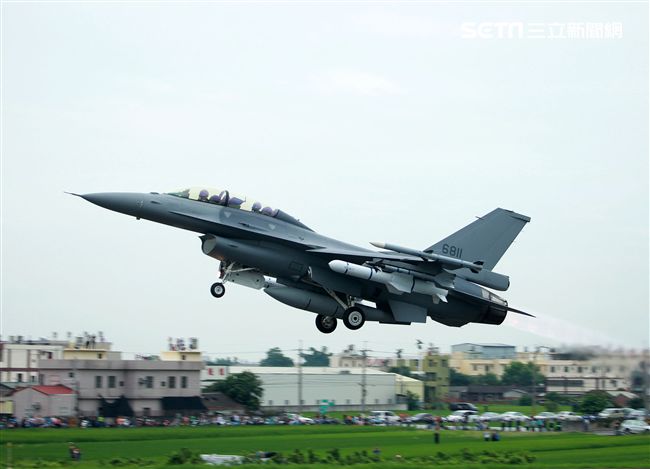 F-16戰機加掛魚叉攻船飛彈緊急起飛。（記者邱榮吉/彰化花壇拍攝）