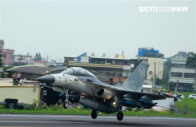 l D F戰機加掛Mk82炸彈緊急起飛。（記者邱榮吉/彰化花壇拍攝）