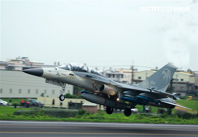 l D F戰機加掛Mk82炸彈緊急起飛。（記者邱榮吉/彰化花壇拍攝）