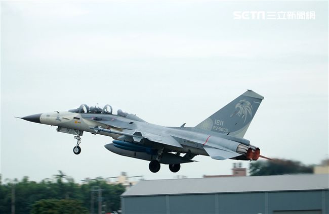 l D F戰機加掛Mk82炸彈緊急起飛。（記者邱榮吉/彰化花壇拍攝）