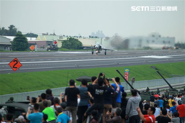 軍事迷聚集在國道一號旁搶拍戰機起降。（記者邱榮吉/彰化花壇拍攝）