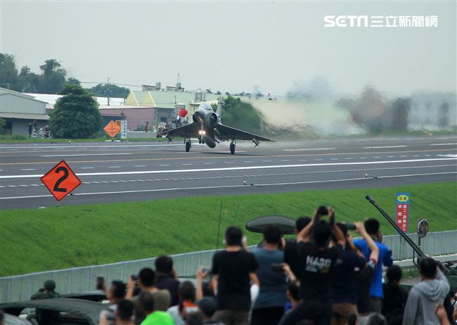 軍事迷聚集在國道一號旁搶拍戰機起降。（記者邱榮吉/彰化花壇拍攝）