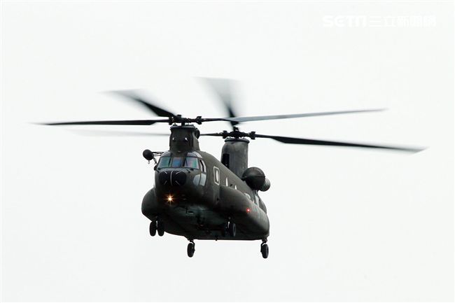 陸航CH-47SD直升機支援航材運補。（記者邱榮吉/彰化花壇拍攝）