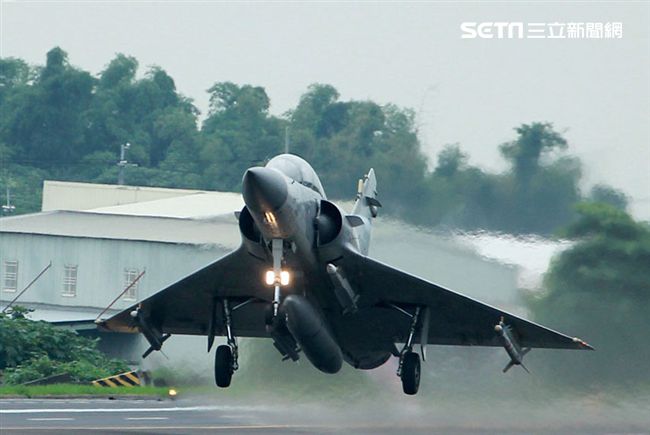 幻象2000戰機加掛魔法和雲母空對空飛彈，再升空投入戰場。（記者邱榮吉/彰化花壇拍攝）