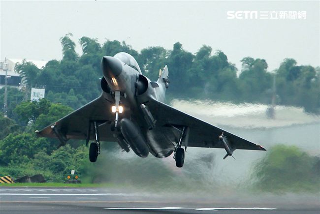 幻象2000戰機加掛魔法和雲母空對空飛彈，再升空投入戰場。（記者邱榮吉/彰化花壇拍攝）