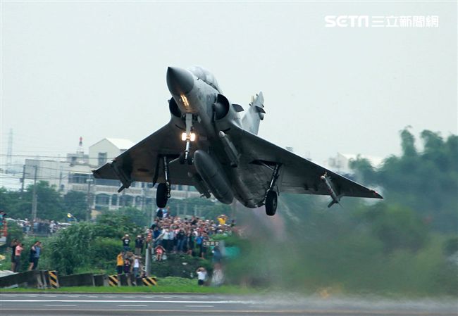 幻象2000戰機加掛魔法和雲母空對空飛彈，再升空投入戰場。（記者邱榮吉/彰化花壇拍攝）