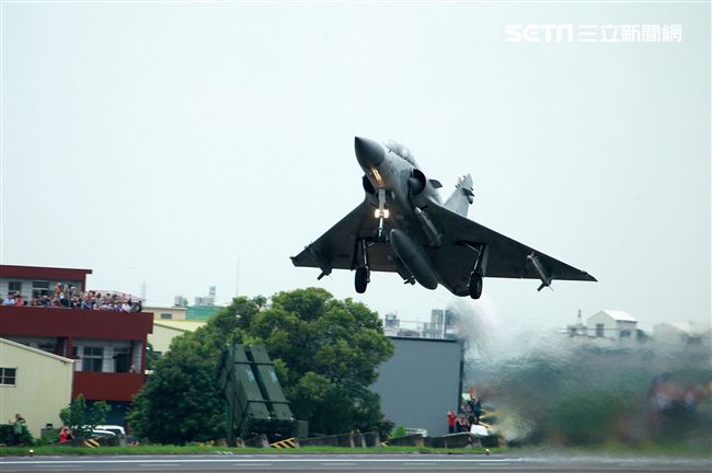 幻象2000戰機加掛魔法和雲母空對空飛彈，再升空投入戰場。（記者邱榮吉/彰化花壇拍攝）