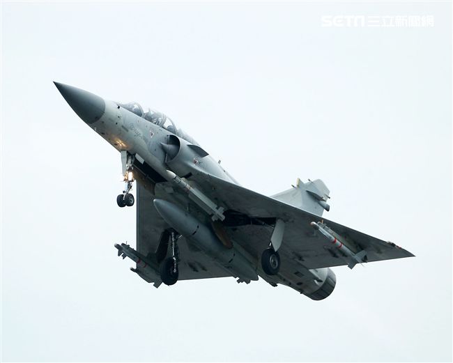 幻象2000戰機加掛魔法和雲母空對空飛彈，再升空投入戰場。（記者邱榮吉/彰化花壇拍攝）