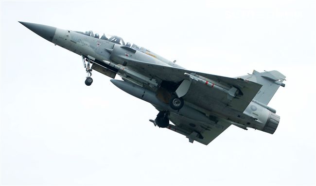 幻象2000戰機加掛魔法和雲母空對空飛彈，再升空投入戰場。（記者邱榮吉/彰化花壇拍攝）