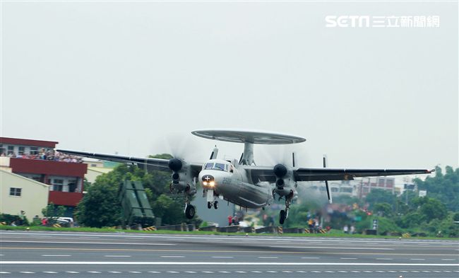 E-2K預警機加油整補作業後立即升空執行任務。（記者邱榮吉/彰化花壇拍攝）