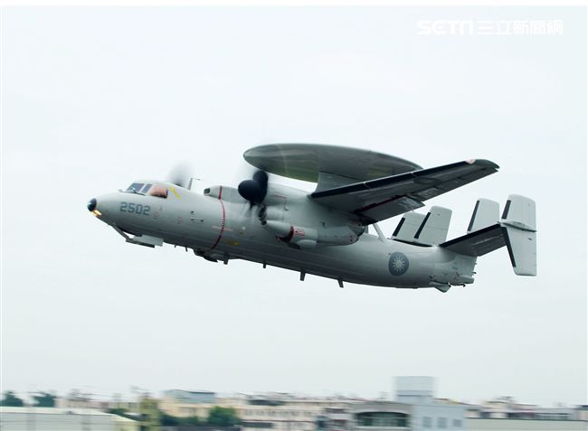 E-2K預警機加油整補作業後立即升空執行任務。（記者邱榮吉/彰化花壇拍攝）