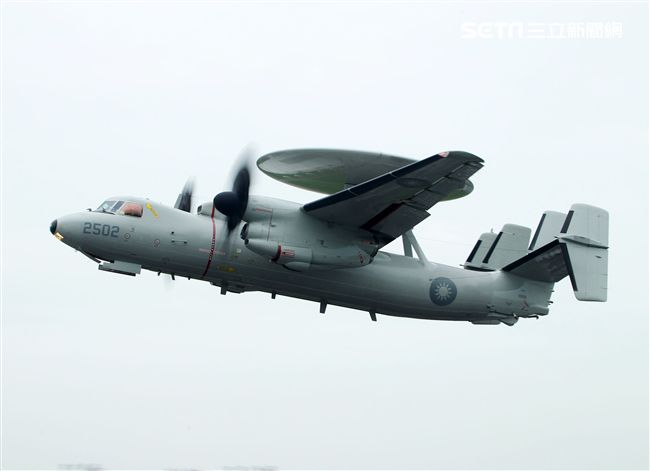E-2K預警機加油整補作業後立即升空執行任務。（記者邱榮吉/彰化花壇拍攝）