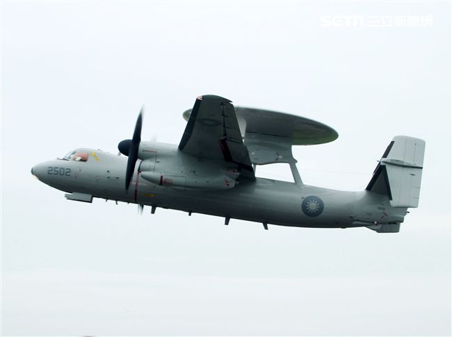 E-2K預警機加油整補作業後立即升空執行任務。（記者邱榮吉/彰化花壇拍攝）