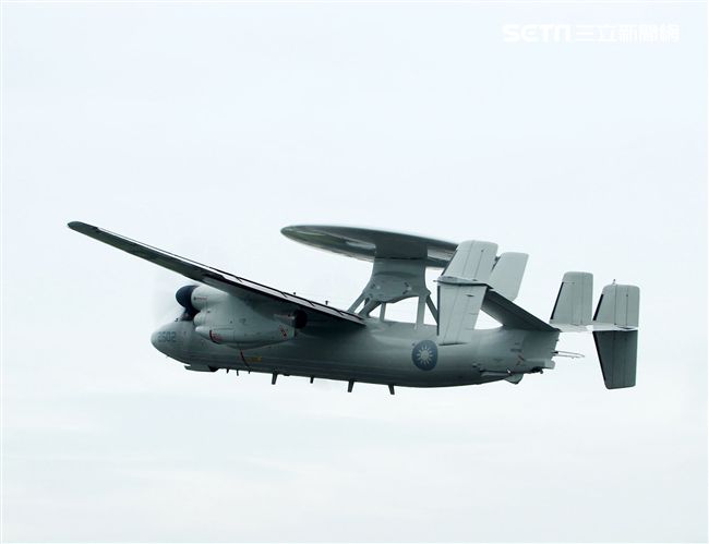 E-2K預警機加油整補作業後立即升空執行任務。（記者邱榮吉/彰化花壇拍攝）