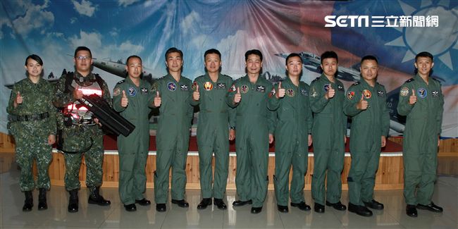 漢光卅五號演習，國道一號彰化戰備道實施戰機起降及整補作業的幕後英雄。（記者邱榮吉/彰化花壇拍攝）