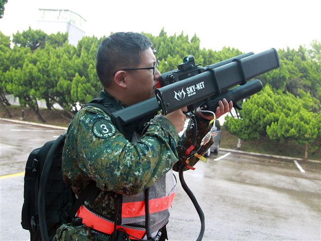 為防範無機為害戰備跑道戰機起降，空軍出動無人機干擾槍。（記者邱榮吉/彰化花壇拍攝）
