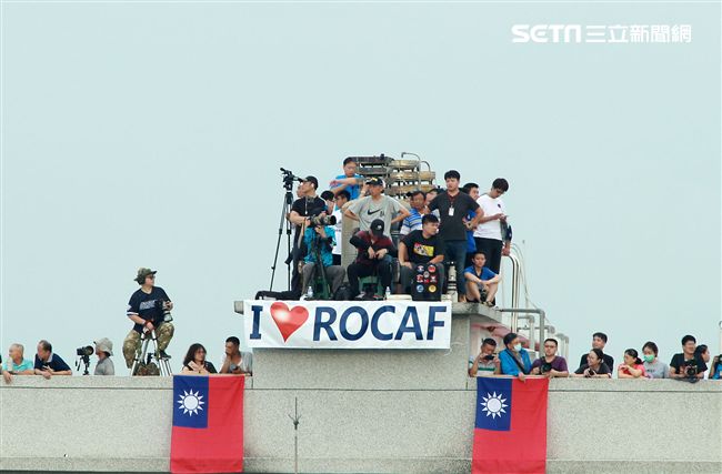 軍事迷聚集在國道一號旁搶拍戰機起降。（記者邱榮吉/彰化花壇拍攝）