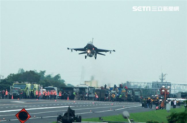 F-16戰機降落在國道一號彰化戰備道。（記者邱榮吉/彰化花壇拍攝）