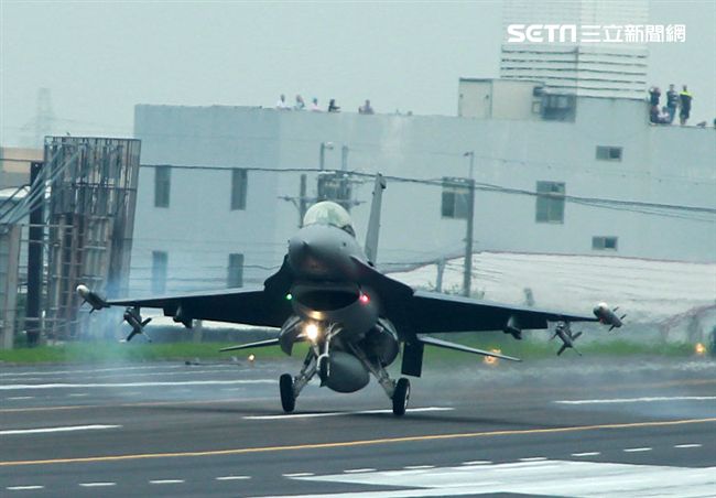 F-16戰機降落在國道一號彰化戰備道。（記者邱榮吉/彰化花壇拍攝）