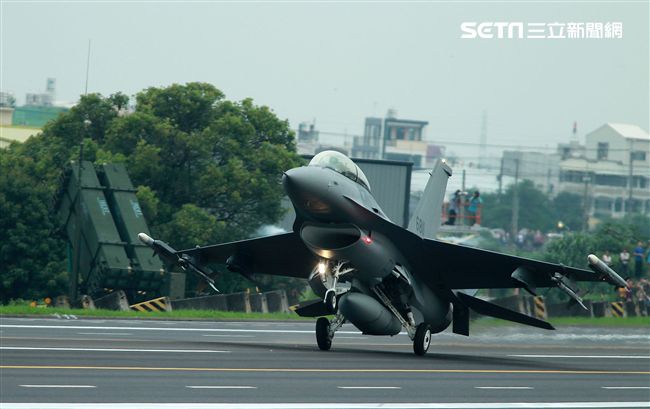 F-16戰機降落在國道一號彰化戰備道。（記者邱榮吉/彰化花壇拍攝）