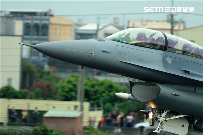 F-16戰機降落在國道一號彰化戰備道。（記者邱榮吉/彰化花壇拍攝）