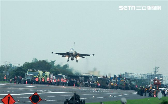 l D F戰機降落在國道一號彰化戰備道。（記者邱榮吉/彰化花壇拍攝）