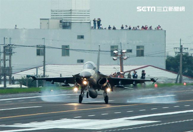 l D F戰機降落在國道一號彰化戰備道。（記者邱榮吉/彰化花壇拍攝）