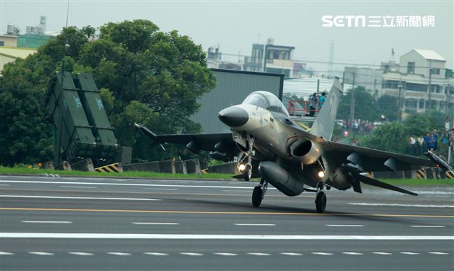 l D F戰機降落在國道一號彰化戰備道。（記者邱榮吉/彰化花壇拍攝）