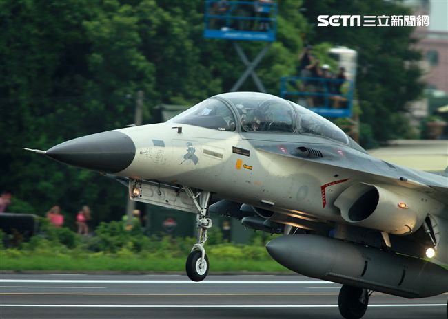 l D F戰機降落在國道一號彰化戰備道。（記者邱榮吉/彰化花壇拍攝）