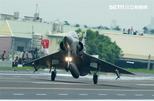 幻象2000戰機降落在國道一號彰化戰備道。（記者邱榮吉/彰化花壇拍攝）