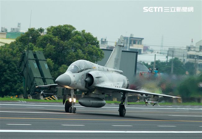 幻象2000戰機降落在國道一號彰化戰備道。（記者邱榮吉/彰化花壇拍攝）
