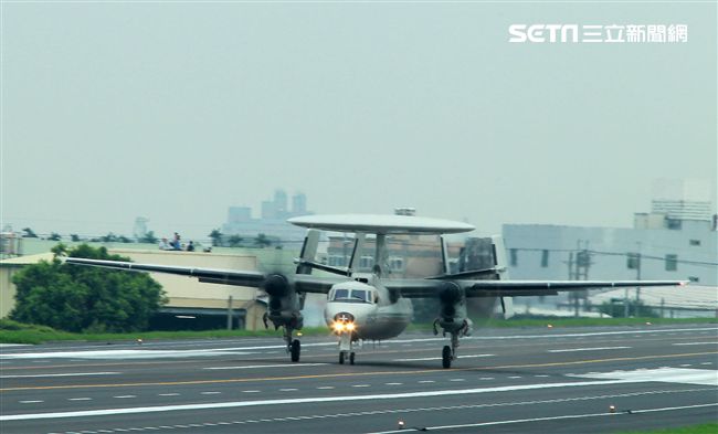 E-2K預警機降落在國道一號彰化戰備道。（記者邱榮吉/彰化花壇拍攝）