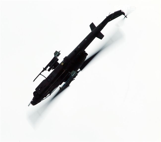 陸航AH-1W眼鏡蛇攻擊直升機擔負空中警戒。（記者邱榮吉/彰化花壇拍攝）