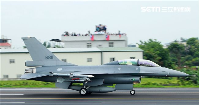 F-16戰機降落在國道一號彰化戰備道。（記者邱榮吉/彰化花壇拍攝）