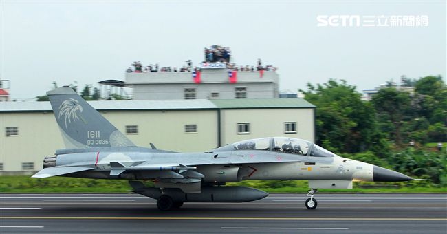 l D F戰機降落在國道一號彰化戰備道。（記者邱榮吉/彰化花壇拍攝）