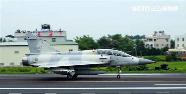 幻象2000戰機降落在國道一號彰化戰備道。（記者邱榮吉/彰化花壇拍攝）
