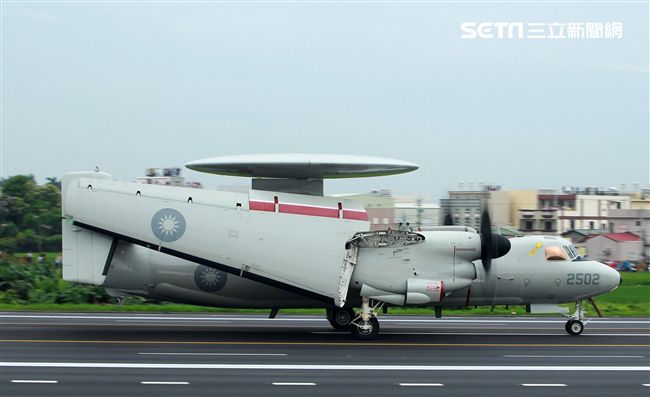 E-2K預警機降落在國道一號彰化戰備道。（記者邱榮吉/彰化花壇拍攝）