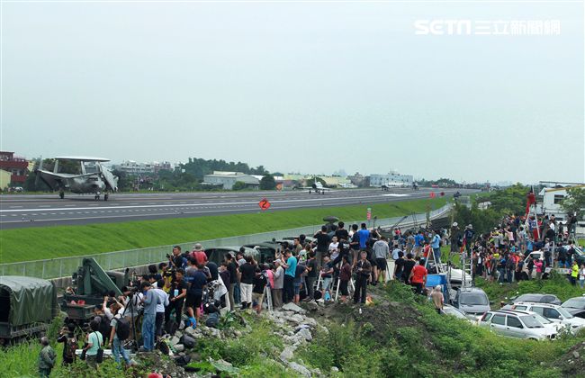 軍事迷聚集在國道一號旁搶拍戰機起降。（記者邱榮吉/彰化花壇拍攝）