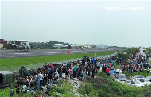 軍事迷聚集在國道一號旁搶拍戰機起降。（記者邱榮吉/彰化花壇拍攝）