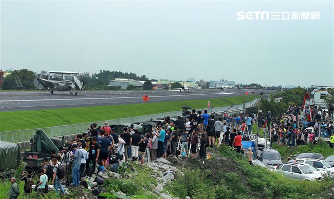 軍事迷聚集在國道一號旁搶拍戰機起降。（記者邱榮吉/彰化花壇拍攝）
