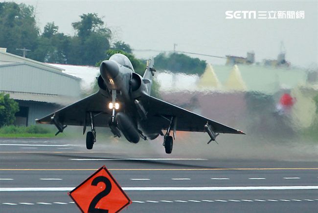 幻象2000戰機加掛魔法和雲母空對空飛彈，再升空投入戰場。（記者邱榮吉/彰化花壇拍攝）