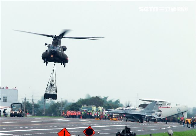 陸航CH-47SD直升機支援航材運補。（記者邱榮吉/彰化花壇拍攝）