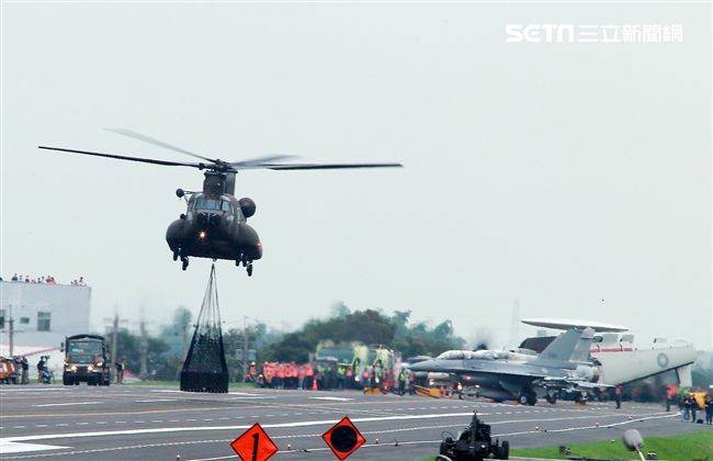 陸航CH-47SD直升機支援航材運補。（記者邱榮吉/彰化花壇拍攝）