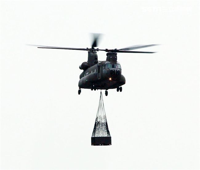 陸航CH-47SD直升機支援航材運補。（記者邱榮吉/彰化花壇拍攝）