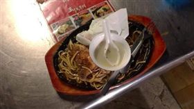 急著趕人？他到竹北夜市吃牛排　倒飲料回來餐點「被消失」
（圖／翻攝自爆怨公社臉書）