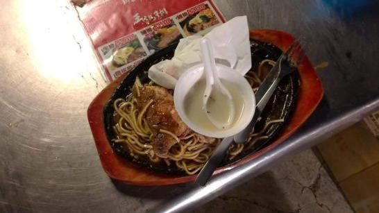 離座倒飲料　回來牛排竟被當「垃圾」