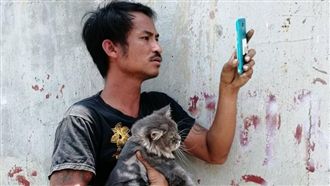 貨車起火！他為「救貓」甘願讓錢被燒