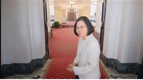 蔡英文總統親自入鏡拍攝的「來去總統府住一晚」活動前選影片。（圖／翻攝自蔡英文臉書）